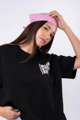Remera negra de corte oversize con estampado frontal que dice "MIJA DREAM BIG" en tipografía blanca y rosa.