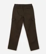 Pantalón cargo de sarga color beige, de corte recto, con bolsillos laterales y bolsillos cargo con solapa en las piernas. Cuenta con cintura con pasacintos y cierre de botón con cremallera.