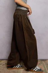 Pantalón ancho de jean claro, confeccionado en algodón, con cintura fruncida y puños elásticos.