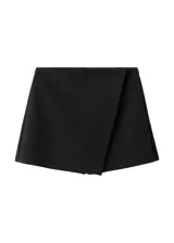 Minifalda negra de tiro medio, con diseño cruzado tipo envolvente (wrap) en el frente.