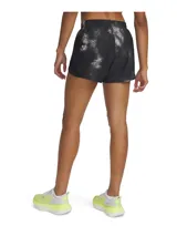 Short deportivo Under Armour de tiro medio, confeccionado en tejido ligero y transpirable con paneles de malla para mayor ventilación. Presenta un diseño estampado en tonos oscuros, cintura elástica con cordón interno, braguita interior integrada y bolsillo lateral con cierre invisible.