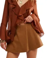 Falda pantalón corta de gamuza sintética color tostado, de tiro medio y diseño minimalista.