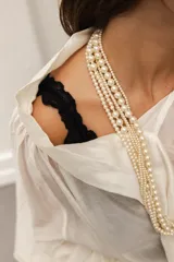 Soutien tipo bralette negro de encaje con diseño floral, espalda estilo nadador y elástico en el bajo busto para sujeción.