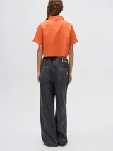 Camisa corta celeste con estampado de nubes, cuello clásico, manga corta y cierre frontal con botones.