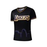 Remera deportiva negra con cuello en V y mangas cortas, confeccionada en tejido tipo malla transpirable. Presenta el nombre "Lakers" bordado en el pecho con letras amarillas y bordes morados y blancos. En la parte inferior cuenta con un gráfico impreso que simula el horizonte de una ciudad en tonos grises y morados, y detalles de líneas amarillas y moradas en el cuello y los puños.