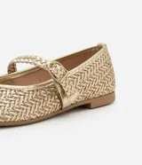 Bailarina de mujer con acabado metalizado y textura trenzada. Presenta una tira ajustable con hebilla metálica en el empeine y puntera redondeada.