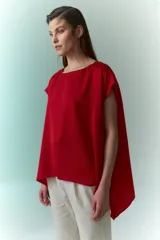 Blusa roja de satén con cuello redondo y mangas cortas.