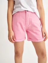Short de jean de tiro alto color rosa, con dobladillo en el ruedo.