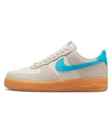 Championes Nike Air Force 1 '07 LV8, color crema con detalles en celeste y suela marrón. Confeccionados en cuero y gamuza, con amortiguación Nike Air y suela de goma.