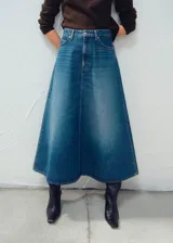 Falda larga de denim azul, corte evasé y tiro alto, con costuras pespuntadas y diseño clásico de cinco bolsillos.