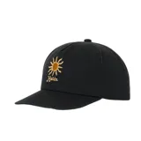 Gorra de cinco paneles color negro, confeccionada en sarga de algodón, con diseño de visera curva y cierre ajustable en la parte posterior. Presenta un bordado frontal con la imagen de un sol y el nombre de la marca Katin.