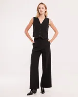 Pantalón de vestir negro de corte palazzo con elástico en la pretina trasera, cierre delantero y broche interno.