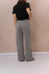 Pantalón ancho color celeste de Tencel, con cintura elástica y cordón ajustable blanco.