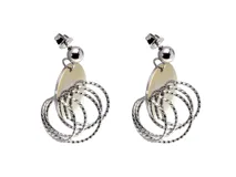 Aros colgantes de acero rose gold con cierre de mariposa, compuestos por un círculo superior, una placa ovalada y aros colgantes trenzados.