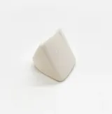 Anillo blanco de resina, de forma cuadrada con bordes redondeados.