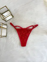 Tanga de encaje rojo con diseño de tiras laterales regulables y detalle floral en el frente.
