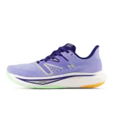 Championes de running New Balance FuelCell Rebel v3, color lila con detalles en azul y plateado.