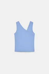 Camiseta ajustada (slim fit) color celeste claro, confeccionada en tejido rib de mezcla de algodón. Presenta un escote cruzado con tirantes anchos.