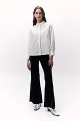 Camisa blanca de algodón con cuello clásico y detalle de brillos en cuello y centro.