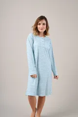 Camisón gris melange de punto, con cuello redondo con botones y mangas largas.