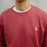 Buzo rojo de algodón de punto con cuello redondo y logo bordado en el pecho.