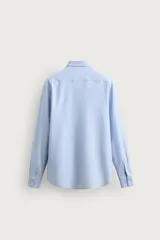 Camisa regular fit de manga larga con diseño de rayas verticales celestes y blancas, cuello italiano y cierre frontal con botones.