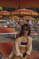 Bottom de bikini vedetina color negro con forro.