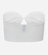 Top cropped blanco de crepé, sin breteles, con busto redondeado y cutout delantero.