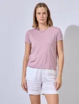 Remera negra de algodón y viscosa, de corte clásico y mangas cortas.