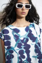 Blusa estampada con cuello redondo y mangas cortas.