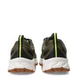 Championes de trail running New Balance modelo 410, color verde militar con detalles en negro y amarillo flúor, entresuela blanca y suela de goma marrón. Confeccionados con malla y refuerzos sintéticos, cuentan con cordones negros y tirador trasero.