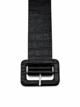 Cinto de cuero sintético negro con textura de reptil y hebilla rectangular forrada a juego.