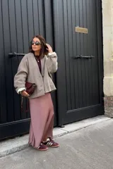 Pollera midi de seda color rosa, con cintura elástica.