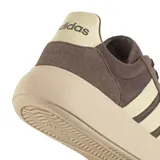 Championes Adidas Barreda Decode, color marrón con las tres tiras características en tono crema y suela de goma en el mismo tono. Confeccionados en una combinación de gamuza y material textil.