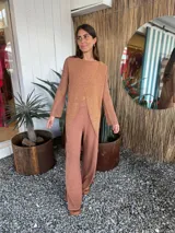 Blusa larga cruzada color marrón, de tejido de punto con hilado italiano, mangas largas caladas con lurex y viscosa.