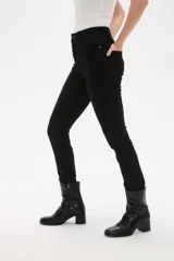 Pantalon jean de corte recto y tiro alto, color negro, con bolsillos laterales y traseros.