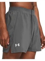 Short deportivo Under Armour modelo Launch de 5 pulgadas, diseñado para running. Presenta un corte ergonómico, tejido ligero de secado rápido, paneles laterales de malla para ventilación y forro interior para mayor sujeción. Incluye bolsillos laterales y logotipo reflectante.