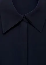 Vestido midi azul marino, de corte evasé, con cuello camisero, manga larga y cierre delantero con botones ocultos. Incluye un cinturón ajustable delgado.