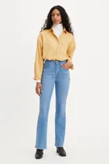 Pantalón de jean de tiro alto, corte ajustado en la cadera y muslo, y bota acampanada.