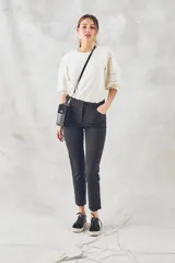 Pantalón negro de algodón y elastano, corte skinny y tiro medio.