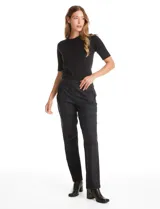 Pantalón sastrero de tiro alto y pierna recta, confeccionado en tejido con estampado cuadrille en tonos oscuros. Presenta pretina con botones decorativos y bolsillos laterales inclinados.