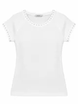Remera blanca de manga corta con cuello redondo, decorada con tachas metálicas en el borde del cuello y las mangas.