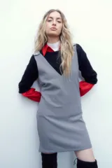 Vestido corto con estampado pied de poule en blanco y negro, escote en V y breteles gruesos con botones.