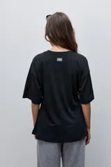 Remera de manga corta color blanco con cuello redondo y detalle de frunce lateral que aporta movimiento y una silueta entallada.