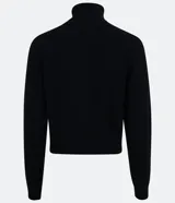 Blusa de punto color verde, con cuello alto y manga larga. Diseño básico y ajustado al cuerpo.