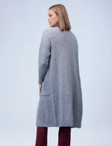 Cardigan largo tejido de punto color celeste, marca Elle, con bolsillos delanteros.