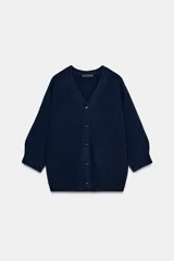 Chaqueta tipo cárdigan de lana color azul marino, con cuello en pico, cierre frontal de botones y mangas abullonadas de largo tres cuartos.