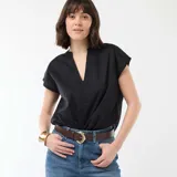 Blusa de manga corta color negro, con cuello en pico y diseño holgado.