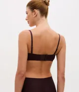 Soutien strapless color lila, con copas moldeadas y tirantes desmontables ajustables.