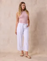 Pantalón crop de corte recto, color blanco, con cintura elástica y cordón ajustable. Cuenta con bolsillos laterales y traseros.